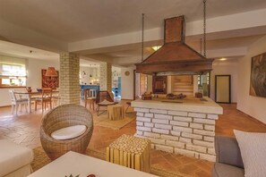 Smart-TV, peis, DVD-spiller og fotballspill