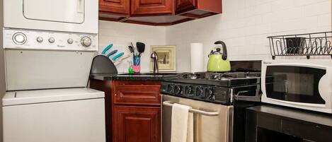 ثلاجة، ميكروويف، موقد طهي مسطح، مستلزمات طهي/أطباق/أوعية