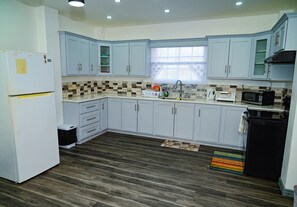 Family Apartment, 2 Bedrooms, Non Smoking, Pool Access | Private kitchen | Fridge, microwave, oven, electric kettle