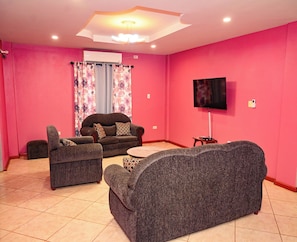 Living area - Diamond Cut Villa & Suites (Carnbee)
