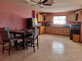 Apartamento família, 2 quartos, para não fumantes, acesso à piscina | Cozinha privada | Geladeira, micro-ondas, fogão, chaleira elétrica