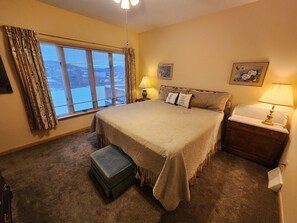 4 bedrooms, WiFi, bed sheets - Outstanding WISP Views! (McHenry)