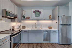 Full-size fridge, microwave, coffee/tea maker, cookware/dishes/utensils - The Hive (Wilmington)