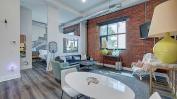 Condo luxueux | Literie de qualité, lit avec matelas à plateau-coussin, décor unique