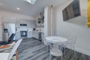 Dining room - The Hive (Wilmington)