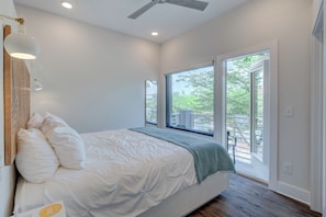 Premium bedding, pillowtop beds, individually decorated - The Hive (Wilmington)