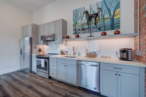 The Hive 103 Bees Knees | Dapur peribadi | Peti sejuk/penyejuk beku saiz penuh, ketuhar gelombang mikro 