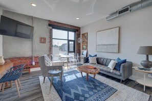 TV connectée de 55 pouces avec chaînes par câble, Netflix, Hulu