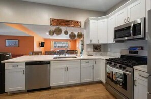 Fridge, microwave, oven, stovetop - Roost n’ Relax - A/C, near the Beach, firepit
 (Chula Vista)