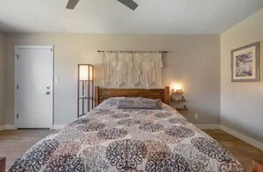 3 habitaciones, escritorio y tabla de planchar con plancha 