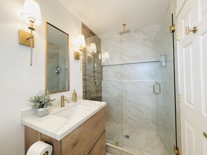 Shower, hair dryer, towels, soap - 4169-Quaint, Newly renovated (San Diego)
