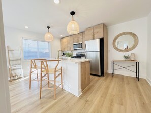 Fridge, microwave, oven, stovetop - 4169-Quaint, Newly renovated (San Diego)