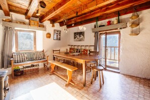 Dining - Chalet 'Grand Vanoise - 12 Pers' with Private Terrace, Balcony and Wi-Fi (Saint André)
