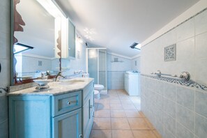 Shower, towels - Villa "Olga" with Sea View, Private Terrace & Wi-Fi (Carloforte)