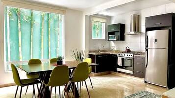 Departamento exclusivo | Área de sala de estar | Smart TV de 49 pulgadas con canales digitales