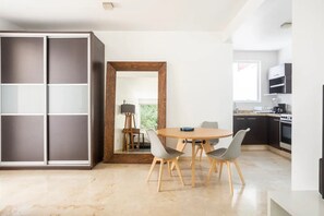 Loft luxueux | Aire de séjour | Téléviseur connecté de 49 po avec télévision numérique