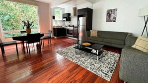 Una sala de estar moderna con un sofá, una mesa de centro y un comedor.