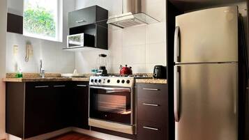 Full-size fridge, microwave, oven, coffee/tea maker