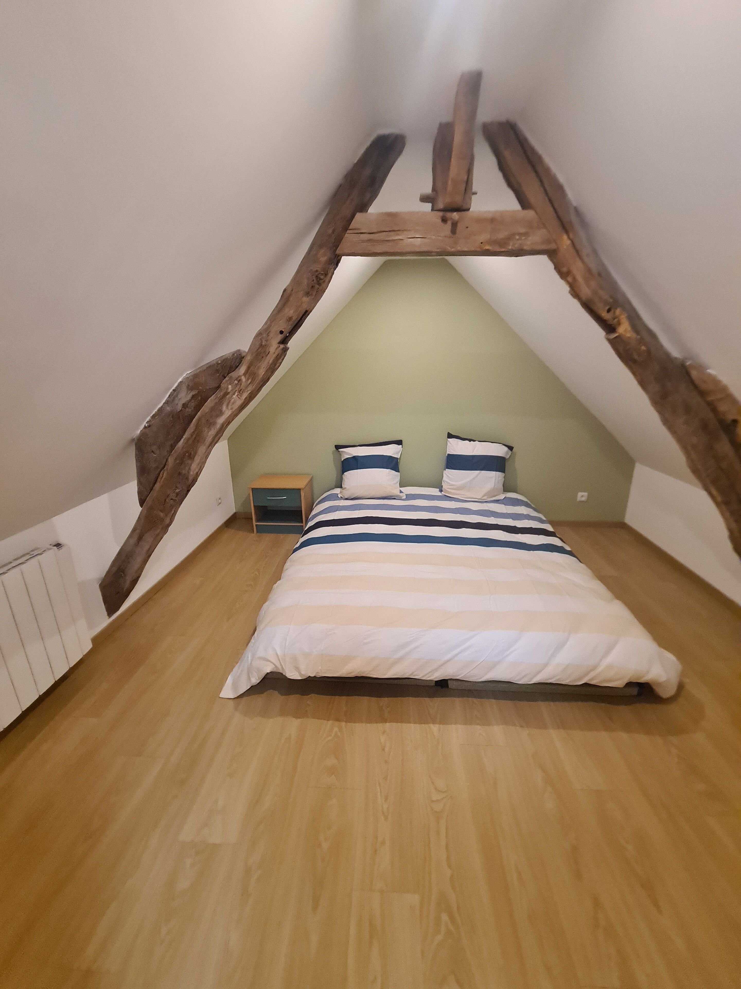 4 habitaciones, tabla de planchar con plancha, wifi y ropa de cama 