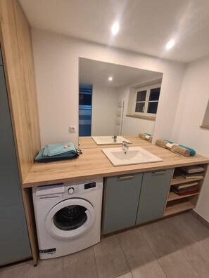 タオル、トイレットペーパー