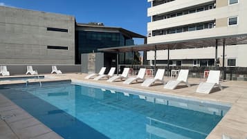 Una piscina al aire libre