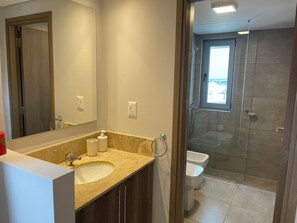 Standard Apartment | Bathroom | Shower, towels, toilet paper - Rent a Flat Río Cuarto  (Rio Cuarto)