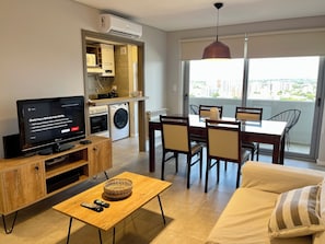 Appartement Standard | Coin séjour | Télévision à écran plat, baby-foot, table de tennis de table