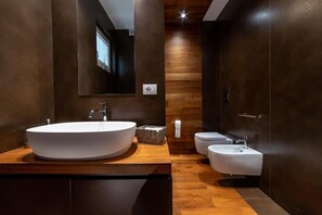 Een douche, een haardroger, handdoeken