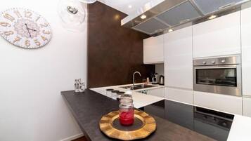 Fridge, oven, stovetop, coffee/tea maker