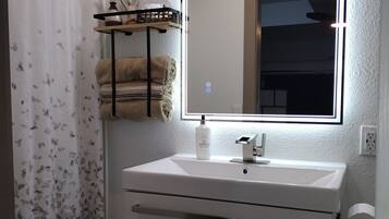 淋浴设施、吹风机、毛巾、肥皂