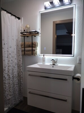 Een douche, een haardroger, handdoeken, zeep