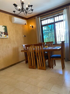 Dining - Luxury villa Garden  (Dar es Salaam)