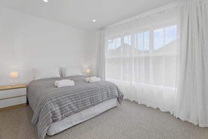 5 habitaciones, tabla de planchar con plancha, cuna de viaje y wifi 