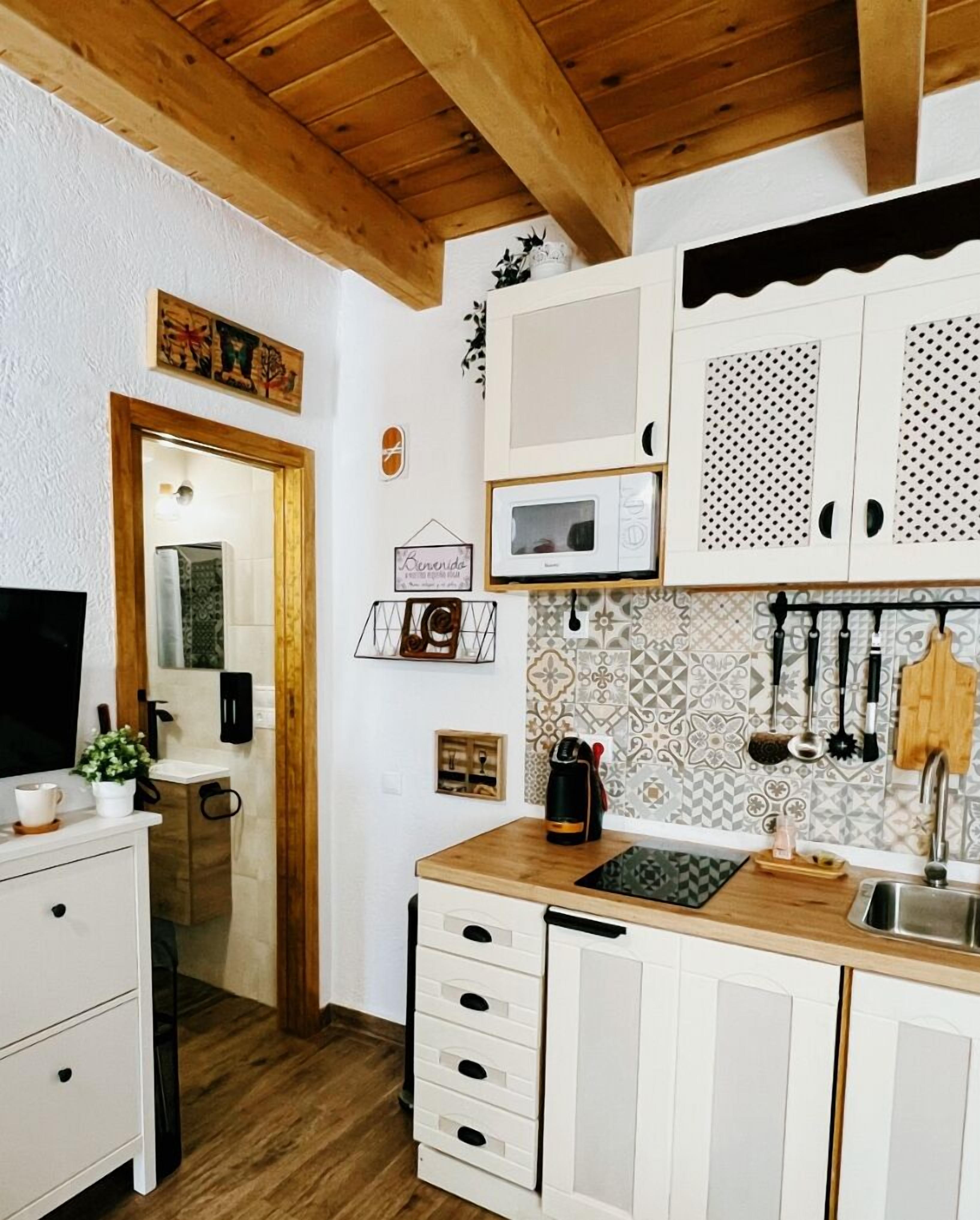 Frigorífico, microondas, placa de cocina y cafetera o tetera