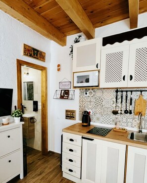 Réfrigérateur, micro-ondes, plaque de cuisson, cafetière/bouilloire