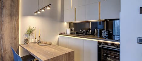 Kjøleskap, ovn, kokeplater og oppvaskmaskin