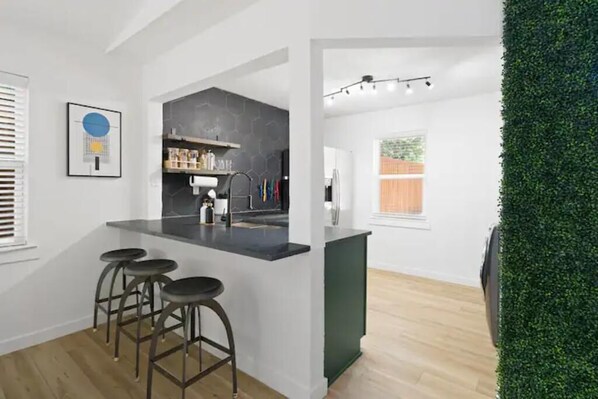 Private kitchen - Modern lakehouse with Firepit (Quinlan)