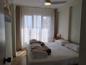 1 habitación, tabla de planchar con plancha, wifi gratis y ropa de cama 