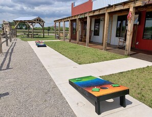 Outdoor dining - 5 minutes to the Wichita Mountains, Ruffled Feathers Cabin, pet friendly Cache (Cache)