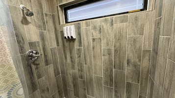 Dusche, Haartrockner, HandtĂŒcher, Seife