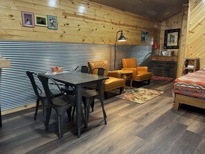 Dining - 5 minutes to the Wichita Mountains, Ruffled Feathers Cabin, pet friendly Cache (Cache)