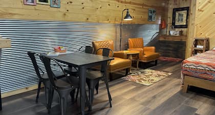 5 minutes to the Wichita Mountains, Ruffled Feathers Cabin, pet friendly Cache