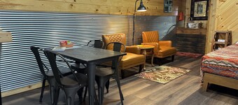 5 minutes to the Wichita Mountains, Ruffled Feathers Cabin, pet friendly Cache