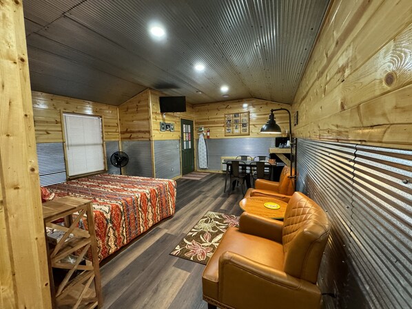 1 bedroom, iron/ironing board, free WiFi, bed sheets - 5 minutes to the Wichita Mountains, Ruffled Feathers Cabin, pet friendly Cache (Cache)