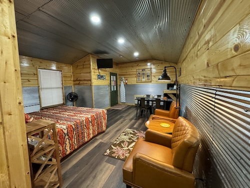 5 minutes to the Wichita Mountains, Ruffled Feathers Cabin, pet friendly Cache