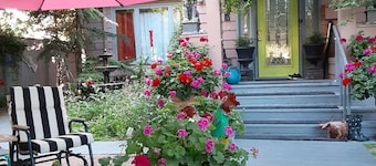 Quiet apartment in the Airport Heights neighborhood. Close to Hospitals.
