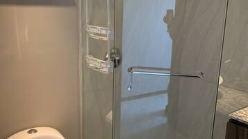 Een douche, handdoeken, toiletpapier