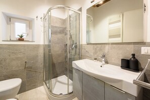 Een douche, een haardroger, een bidet, handdoeken