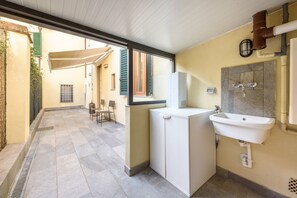 Een douche, een haardroger, een bidet, handdoeken