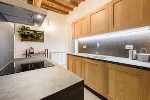 Een koelkast, een microgolfoven, een oven, een kookplaat